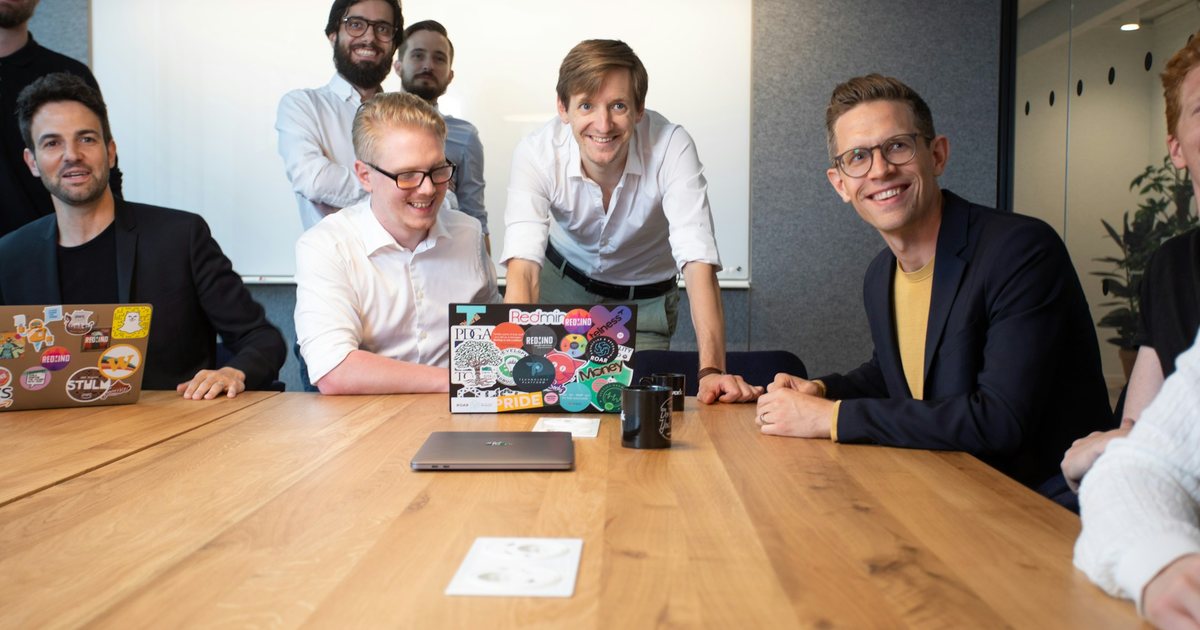 Imagem editorial sobre como empresas estão usando ia para vender mais (casos de uso reais, não hype)