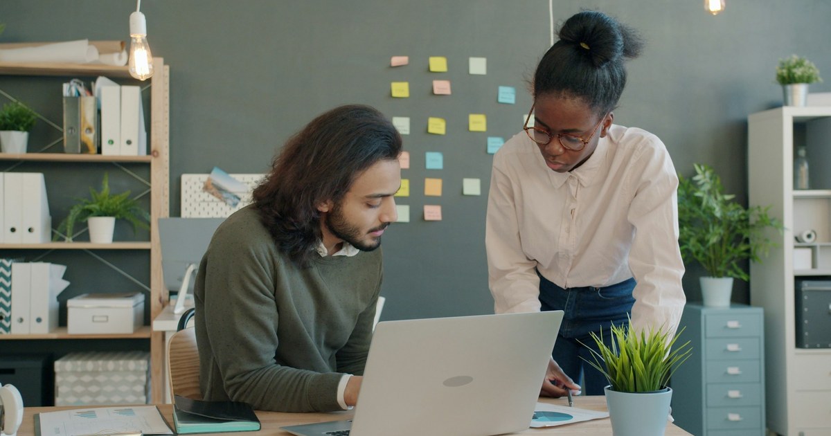 Imagem editorial sobre o que é crm e por que sua empresa precisa de um (além da planilha e do whatsapp)