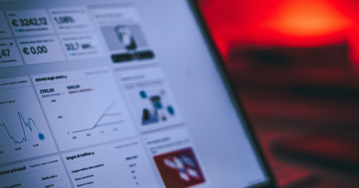 Imagem editorial sobre o que é um gestor de tráfego e qual papel ele ocupa no marketing da empresa