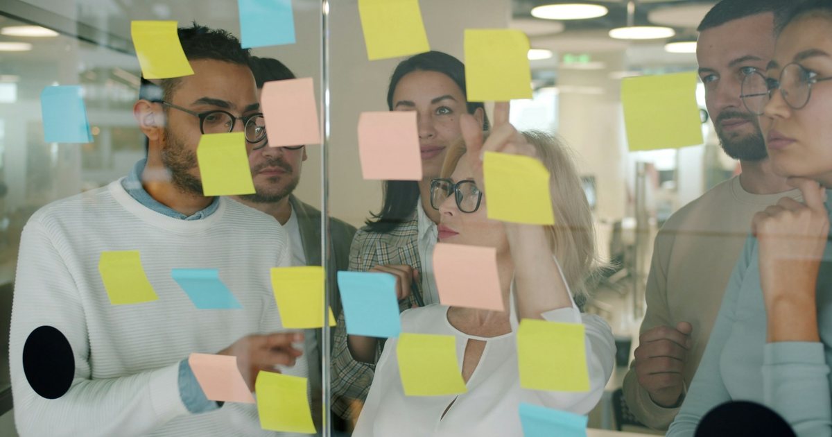 Imagem editorial sobre como montar um processo comercial eficiente (que marketing e vendas entendam igual)