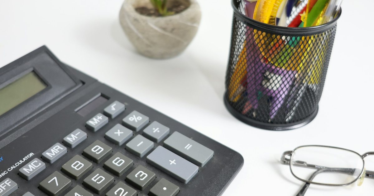 Imagem editorial sobre como reduzir o custo por lead com tráfego pago sem sabotar a qualidade