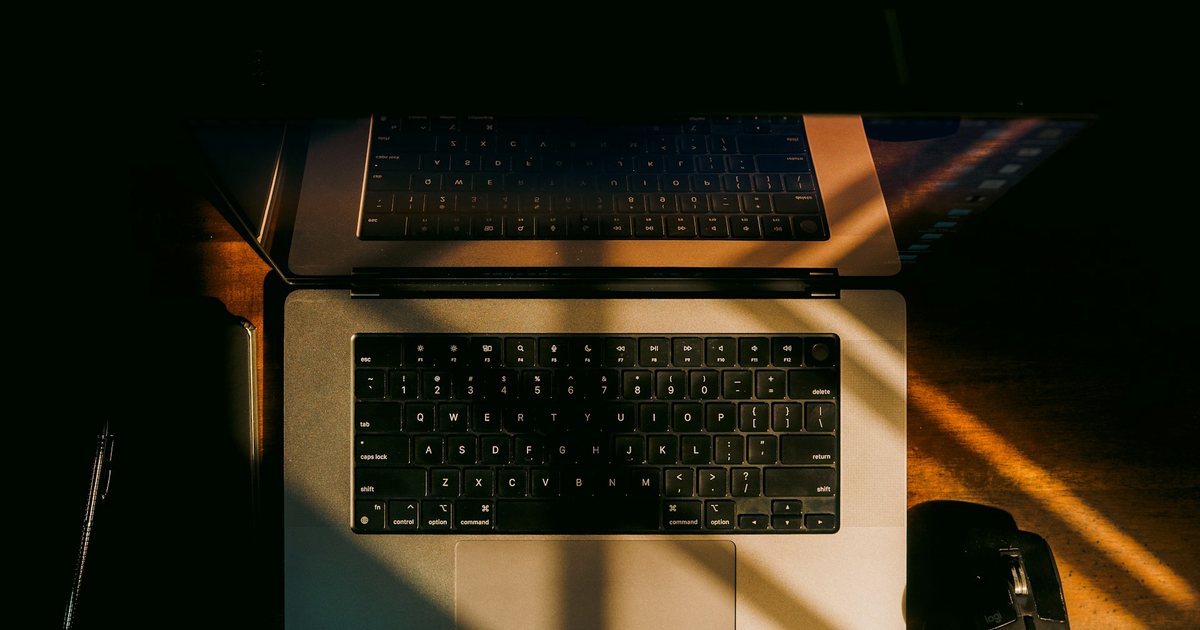 Imagem editorial sobre tráfego orgânico vs tráfego pago