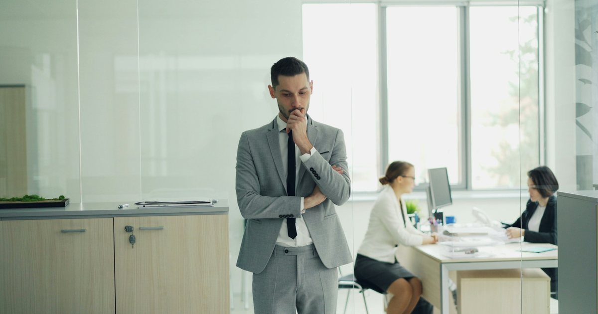 Imagem editorial sobre vale a pena contratar uma agência de tráfego pago? resposta honesta para empresário